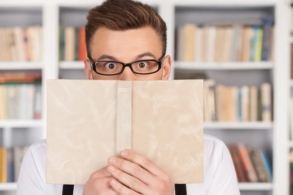 Verrast jonge nerd man in glazen — Stockfoto