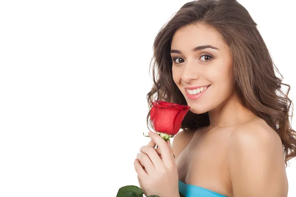 Jovem atraente segurando uma rosa vermelha — Fotografia de Stock