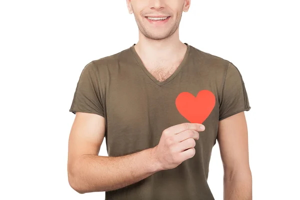 Młody człowiek trzyma serce papieru — Zdjęcie stockowe