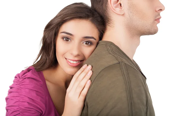 Vrolijke jonge vrouw knuffelen haar vriendje — Stockfoto