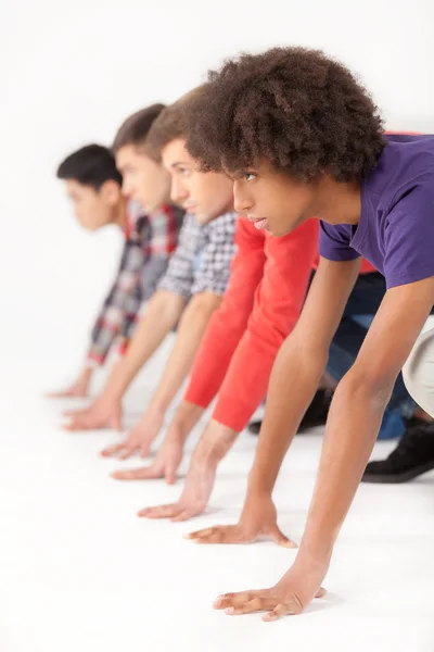 Jeunes hommes multiethniques debout sur la ligne de départ — Photo