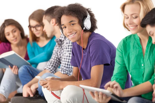 Gruppo di studenti multietnici — Foto Stock