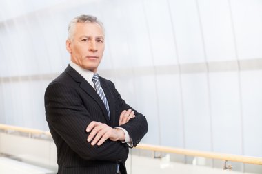 Kendine güvenen komuta sizde ceplerinde elele