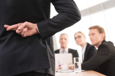 onun arkasından dikiz adamın parmak tutmak geçti