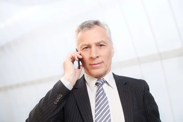 Homme d'affaires au téléphone. — Photo