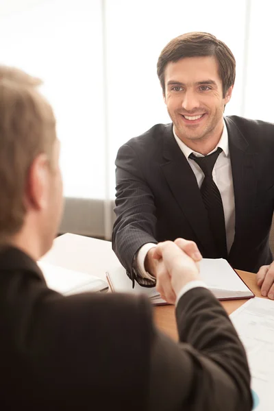 Dos hombres de negocios dándose la mano —  Fotos de Stock