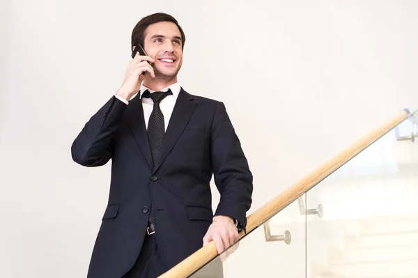 Hombre en ropa formal hablando en el teléfono móvil —  Fotos de Stock