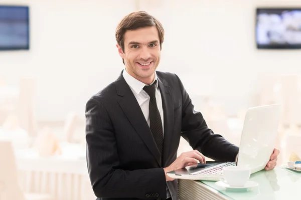 Schöner junger Mann in Formalbekleidung mit seinem Laptop — Stockfoto