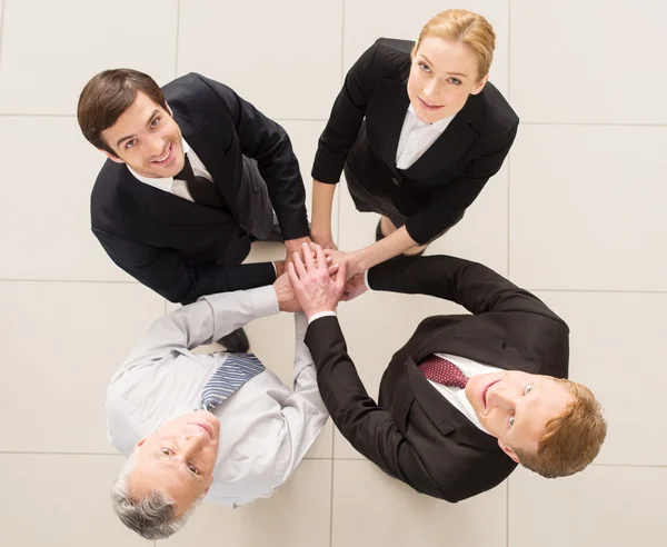 Вид сверху на четырех веселых людей в формальной одежде — стоковое фото