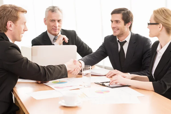 Gente de negocios dándose la mano y sonriendo — Foto de Stock