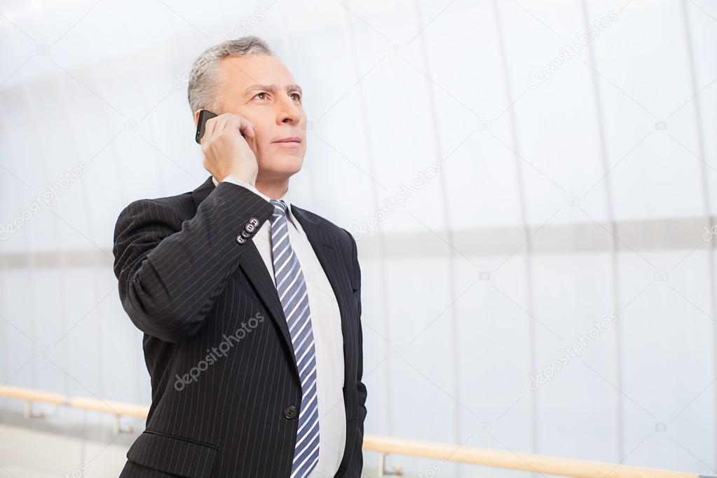 once oler regla Hombre mayor de confianza en ropa formal hablando por teléfono móvil:  fotografía de stock © gstockstudio #38759139 | Depositphotos