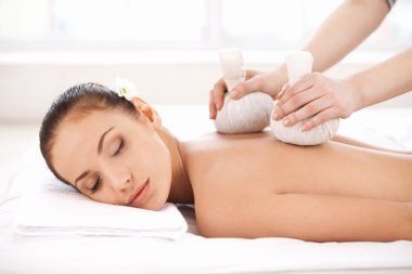 çekici bir genç kadın masaj keyfi.