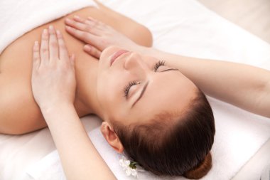 genç kadın Spa'da masaj keyfi.