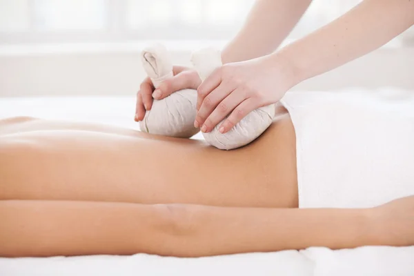 Massagem de músculos cansados . — Fotografia de Stock