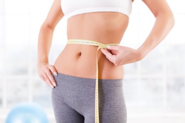 genç kadının kalçası ölçme giyim spor