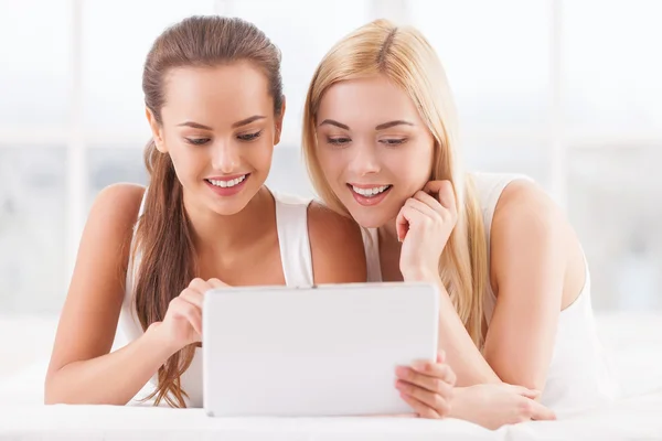 Chicas con tableta digital . — Foto de Stock