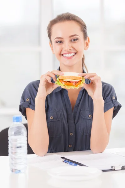 Bella giovane donna in possesso di sandwich — Foto Stock