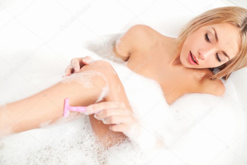 Девушка принимает душ и бреет киску (58 фото)