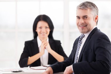 Olgun adam kameraya gülümseyen resmi kıyafeti