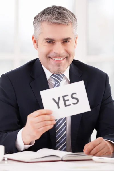 Man in formalwear bezit een papier met Ja bord — Stockfoto