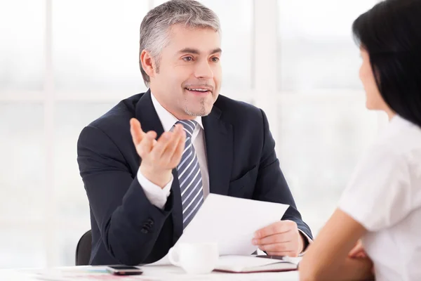 Reifer Mann in Formalbekleidung im Gespräch mit junger Frau — Stockfoto