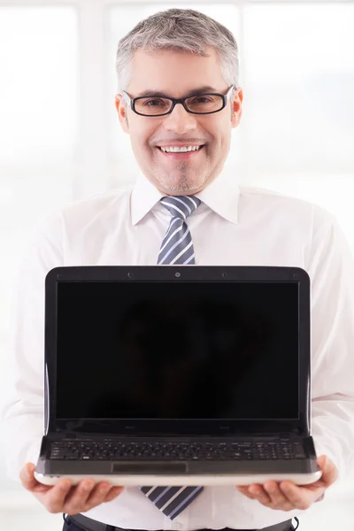 Senior man in overhemd en stropdas met laptop — Stockfoto