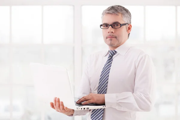 Uomo d'affari con laptop. — Foto Stock