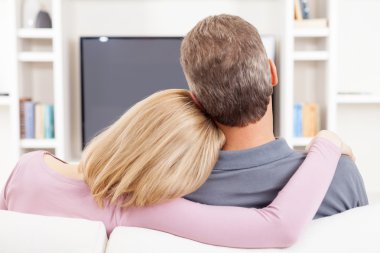 çift televizyon izliyor..