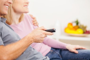 TV kanalları değiştiriliyor.