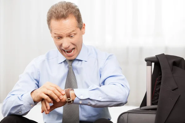 Homem de camisa a verificar as horas — Fotografia de Stock