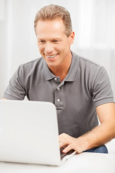 Hombre navegando web . — Foto de Stock