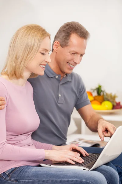 Casal usando laptop juntos — Fotografia de Stock