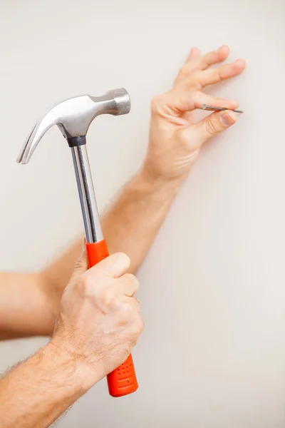 Uomo martellando un chiodo — Foto Stock