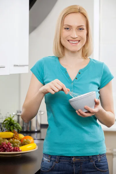 Cheerful housewife. — Stock Photo, Image