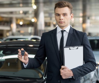 Kendine güvenen genç klasik araba satıcısı