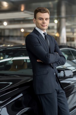 Arabada eğilerek resmi kıyafeti erkekte