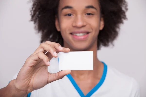 Vrolijke Afrikaanse tiener houdt van plastic kaart — Stockfoto