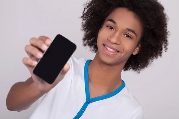 Afryki nastolatek pokazano jego telefonu komórkowego — Zdjęcie stockowe