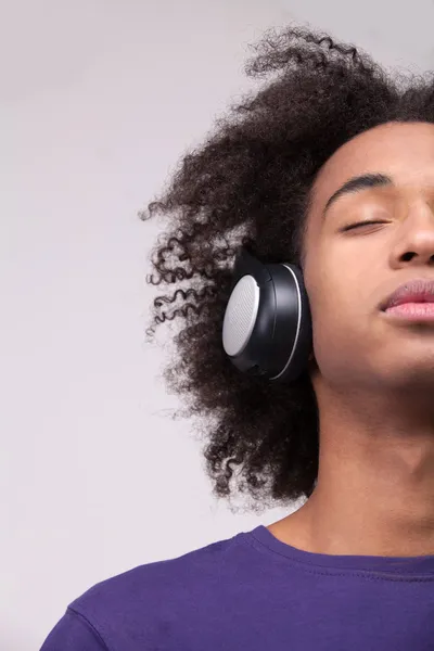 Adolescente africano chico en auriculares — Foto de Stock