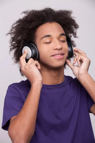 Adolescente africano alegre em fones de ouvido — Fotografia de Stock