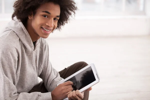 Afrikanska tonåring arbetar på digital tablet — Stockfoto
