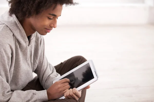 Adolescent avec tablette numérique . — Photo