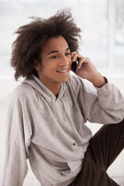 Africano adolescente falando no telefone celular — Fotografia de Stock