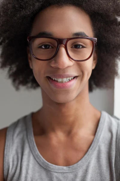 Веселый мальчик-подросток в очках — стоковое фото