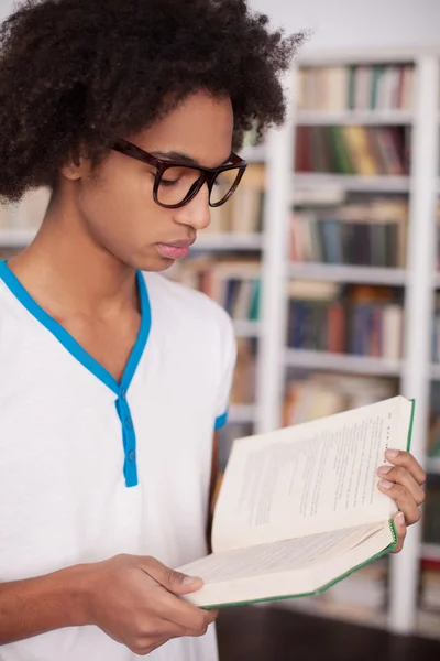 Adolescente africano confiante lendo um livro — Fotografia de Stock