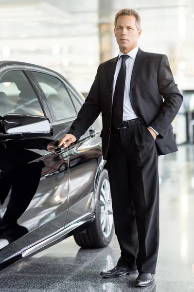 Biznesmen stojący w pobliżu samochodu — Zdjęcie stockowe