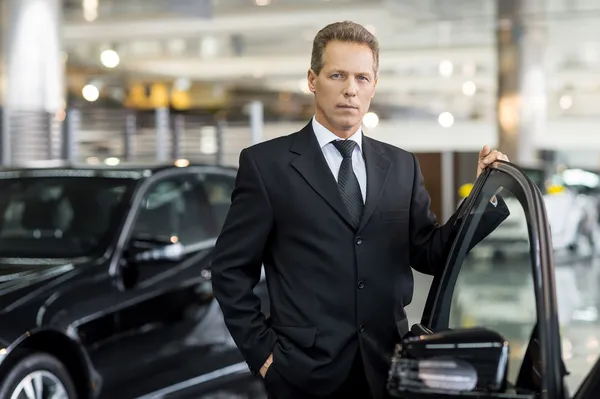 Man holding hand on opened car door — Stock Photo, Image