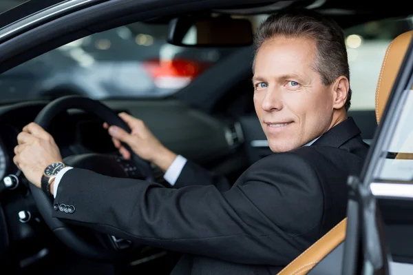 Fröhlicher Senior in Formalbekleidung sitzt im Auto — Stockfoto