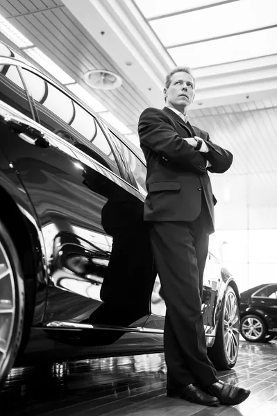 Man in formalwear leaning at the car — Stock Photo, Image