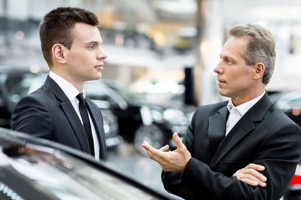 Discussing car features. — Stock Photo, Image